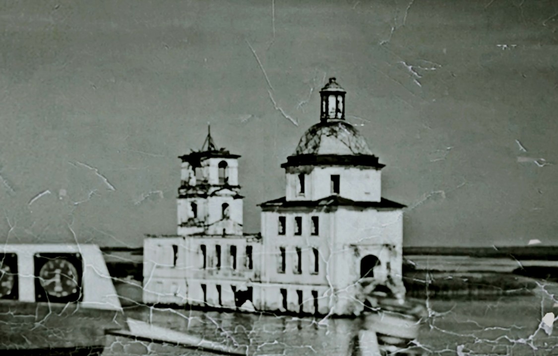 Церковь Рождества Христова, Крохино (акватория Шекснинского водохранилища) (Белозерский район, Вологодская область). архивная фотография, Снимок сделан во время регаты с яхты