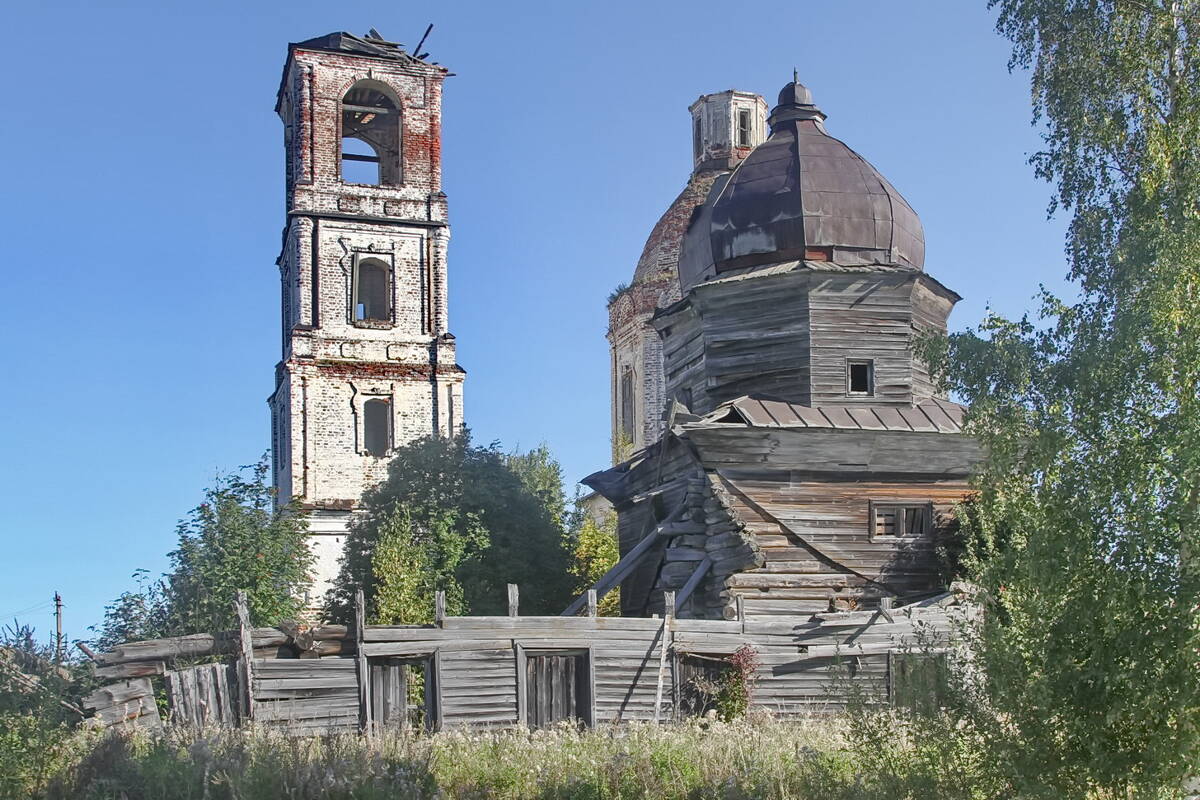 Храмовый комплекс. Церкви Воздвижения Креста Господня и Успения Пресвятой Богородицы, Ухтома (Вашкинский район, Вологодская область). фасады