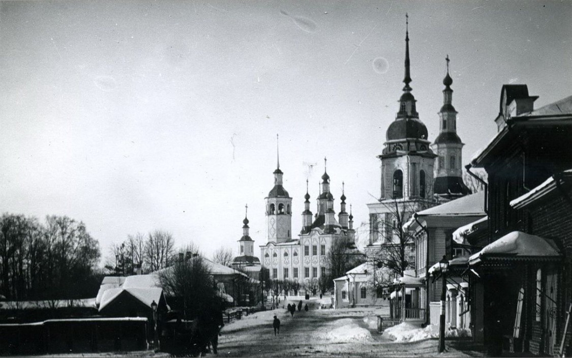 Церковь Рождества Христова, Тотьма (Тотемский район, Вологодская область). архивная фотография, На ближнем плане по правому краю фото - колокольня Христорождественской церкви (утрачена)