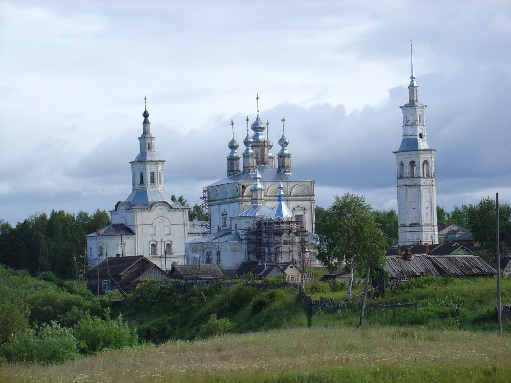 Лальск. Ансамбль Воскресенского собора с колокольней и Благовещенской церкви. общий вид в ландшафте