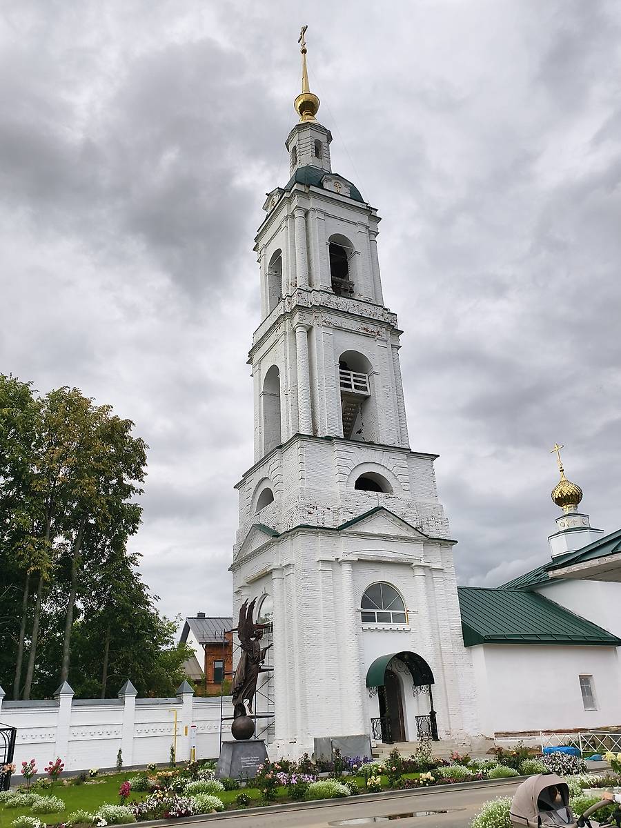 Колокольня и восстановленный храм с Юга., фасады. Храмовый комплекс Ильинского подворья Ивановского Введенского монастыря, Гаврилов Посад (Гаврилово-Посадский район, Ивановская область)