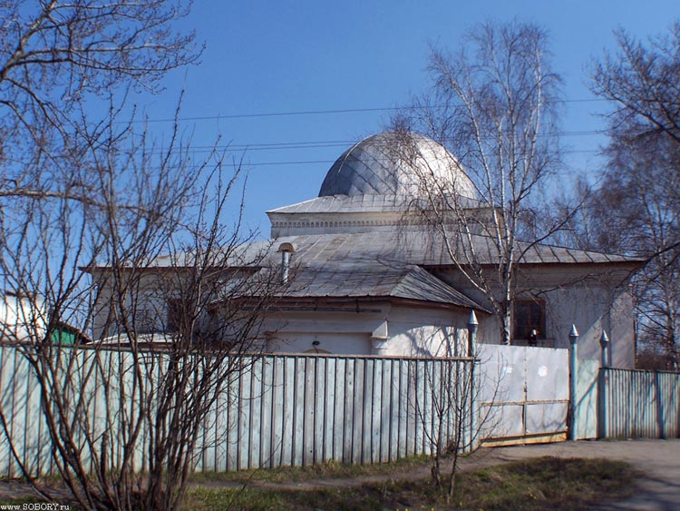 Церковь Собора Иоанна Предтечи, Галич (Галичский район, Костромская область). фасады, Подойти ближе - невозможно. Церковь со всех сторон окружена высоким забором.