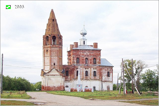 Шекшово. Церковь Иоакима и Анны. фасады, Вид с юга церкви и отдельно стоящей колокольни в центре села