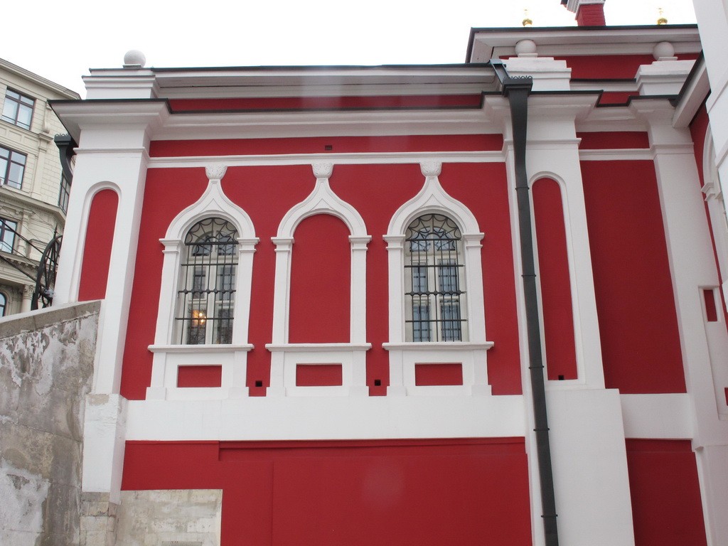 Церковь Георгия Победоносца (Покрова Пресвятой Богородицы) на Псковской горе, Тверской (Центральный административный округ (ЦАО), г. Москва). архитектурные детали, Фрагмент декора западного фасада трапезной.