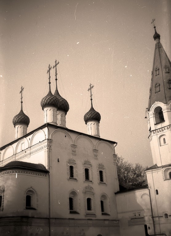 Вязники. Благовещенский монастырь. Собор Благовещения Пресвятой Богородицы с колокольней. дополнительная информация, Собор с покрытием чёрным железом, сделанным при ремонте середины 1970-х гг. на нужды музея