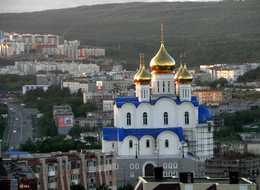 Петропавловск-Камчатский. Кафедральный собор Троицы Живоначальной. общий вид в ландшафте, Кафедральный собор Святой Живоначальной Троицы (Свято-Троицкий кафедральный собор). Самый большой в Петропавловске-Камчатском православный храм и самый красивый на сегодняшний день.