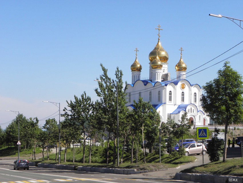 Петропавловск-Камчатский. Кафедральный собор Троицы Живоначальной. общий вид в ландшафте, Кафедральный собор Святой Живоначальной Троицы (Свято-Троицкий кафедральный собор). Самый большой в Петропавловске-Камчатском православный храм и самый красивый на сегодняшний день.