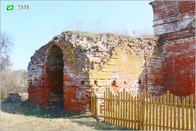 Церковь Михаила Архангела, Сарыево (Вязниковский район, Владимирская область). архитектурные детали, Остатки первого яруса колокольни