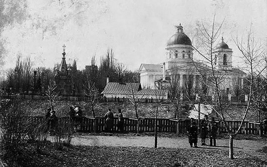 Кафедральный собор Петра и Павла, Гомель (Гомель, город, Беларусь, Гомельская область). архивная фотография, Слева Часовня-усыпальница графов Паскевичей, Справа Собор Петра и Павла.фото 1890—1910 год с сайта https://pastvu.com/p/337775
