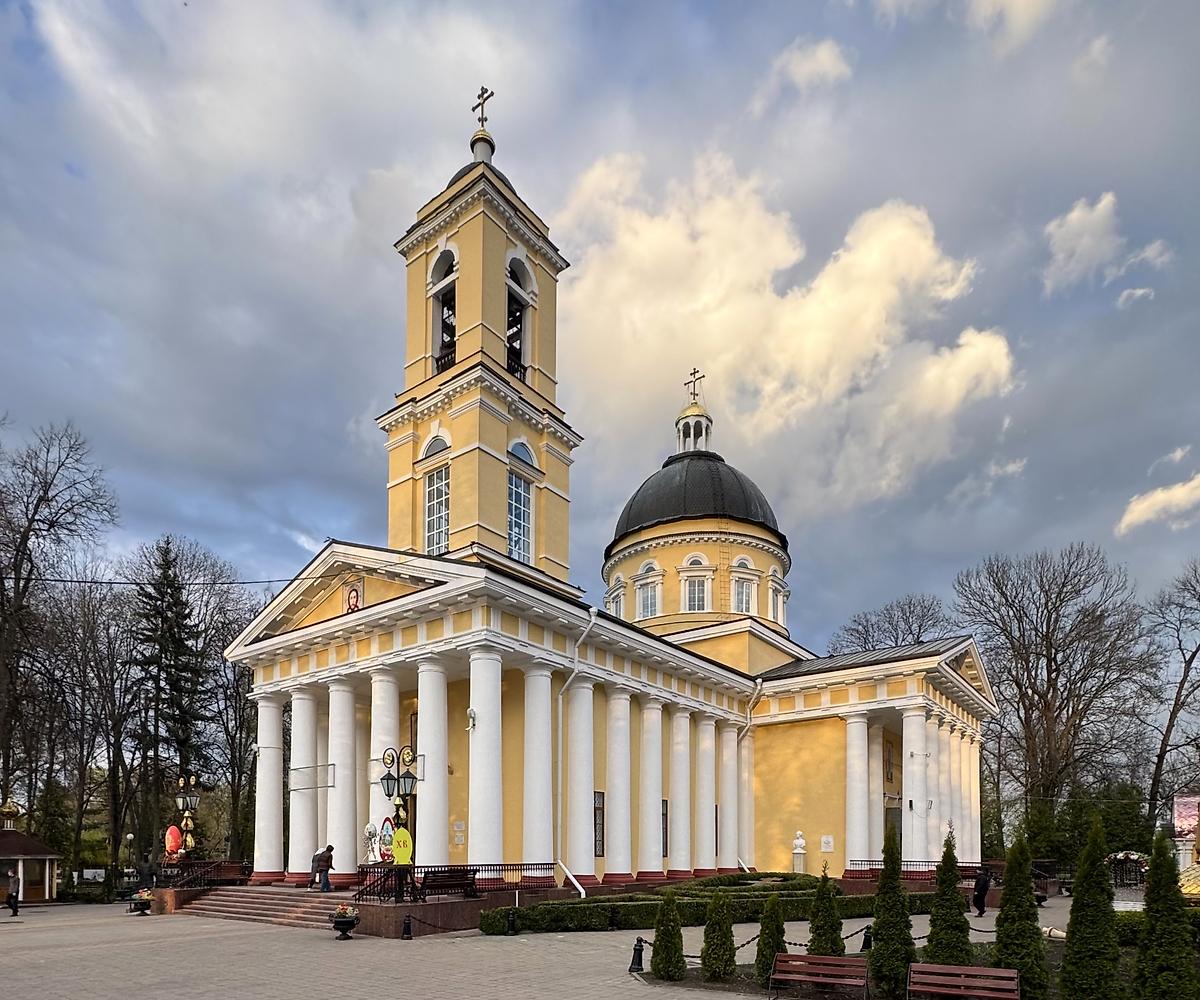 Вид с юго-запада, фасады. Кафедральный собор Петра и Павла, Гомель (Гомель, город, Беларусь, Гомельская область)