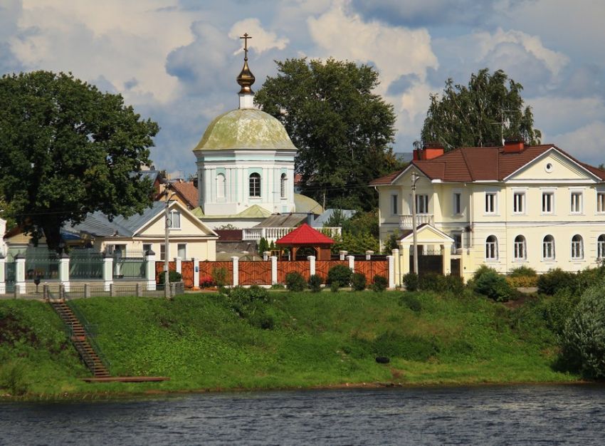 Тверь. Церковь Мины, Виктора и Викентия. общий вид в ландшафте, Вид с правого берега Волги