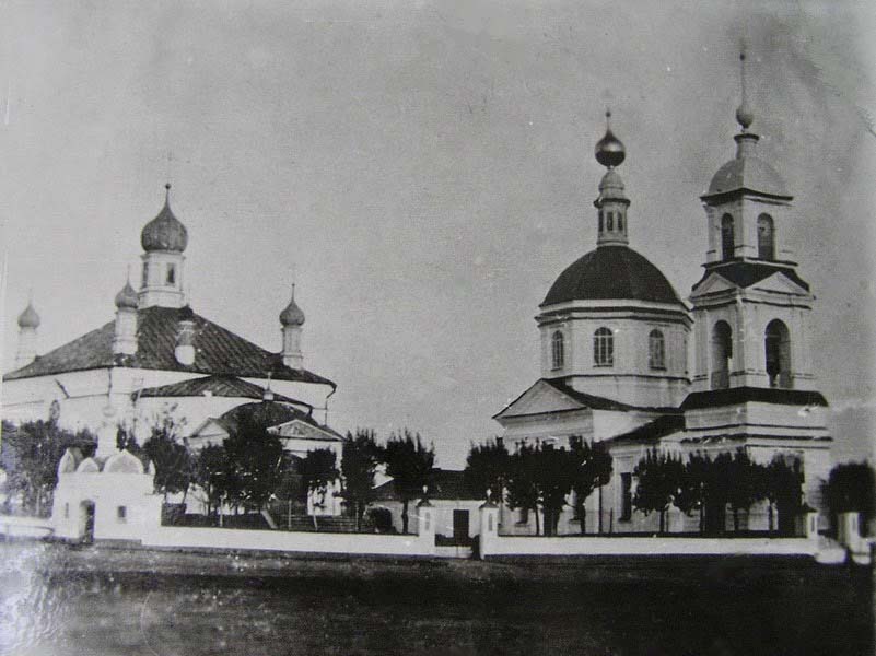 Церковь Петра и Павла, Петровское (Ростовский район, Ярославская область). архивная фотография, Троицкий храм (слева),(1807 не сохр) Церковь Петра и Павла (справа)  .Источник:http://www.petrovsk.net.ru/alte_stadt/classic.html#petrovsk.net.ru_2.jpg 