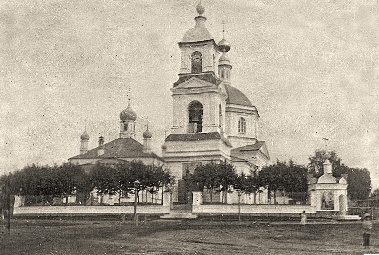 Фотография с видом собора Петра и Павла с западной стороны. Приблизительная датировка: 1912-1914 гг., архивная фотография. Церковь Петра и Павла, Петровское (Ростовский район, Ярославская область)