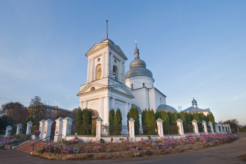 Нежин. Церковь Покрова Пресвятой Богородицы. общий вид в ландшафте, в цветах и закатных лучах