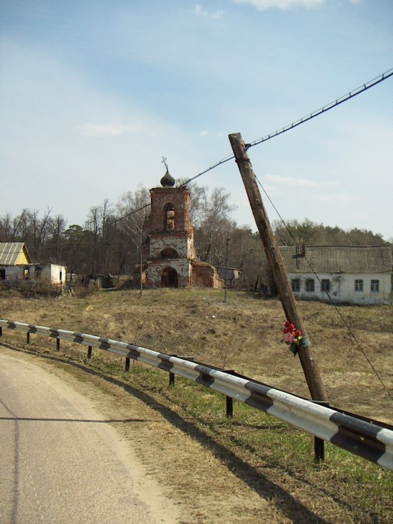Церковь Казанской иконы Божией Матери, Суково (Ступинский городской округ, Московская область). дополнительная информация, Вид с автомобильного моста (дамбы, ограничивающей озеро).