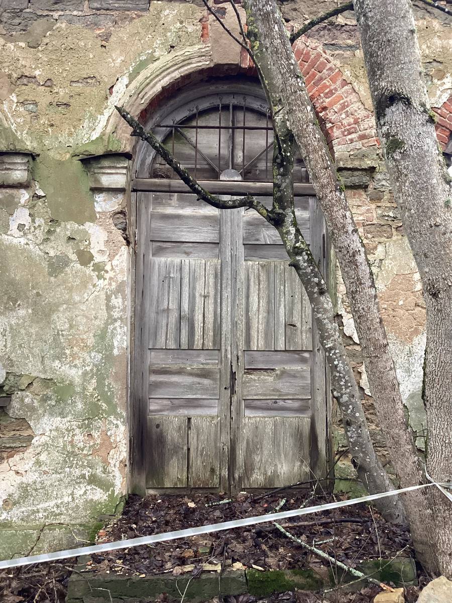 Дверь в южной стене основного объема, вид снаружи, архитектурные детали. Церковь Михаила Архангела, Удосолово (Кингисеппский район, Ленинградская область)