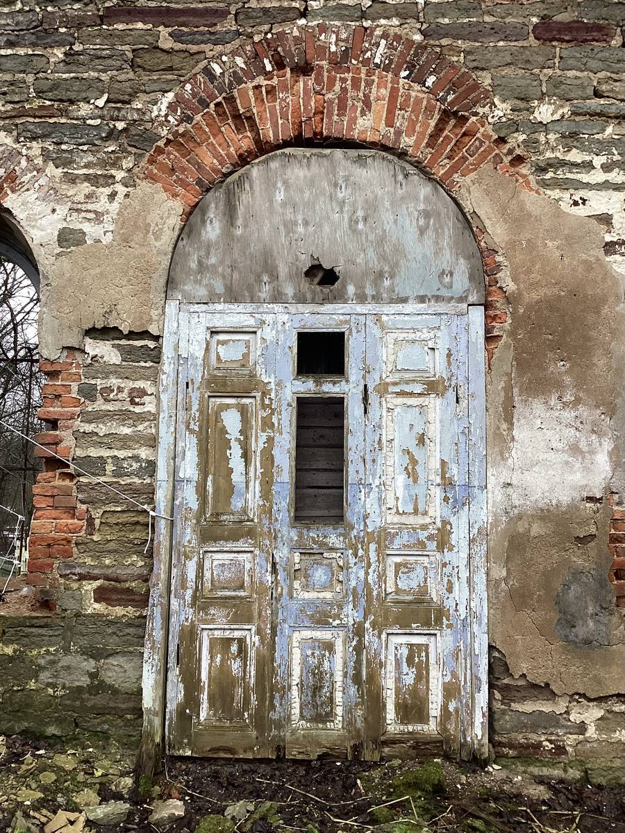 Дверь в южной стене основного объема, вид изнутри, архитектурные детали. Церковь Михаила Архангела, Удосолово (Кингисеппский район, Ленинградская область)