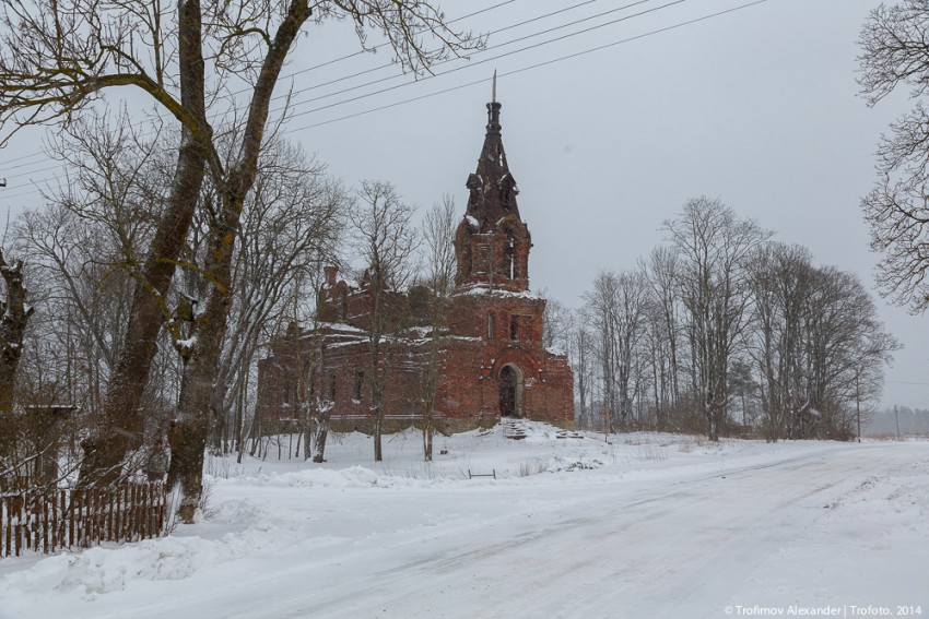 Церковь Георгия Победоносца, Ратчино (Кингисеппский район, Ленинградская область). общий вид в ландшафте