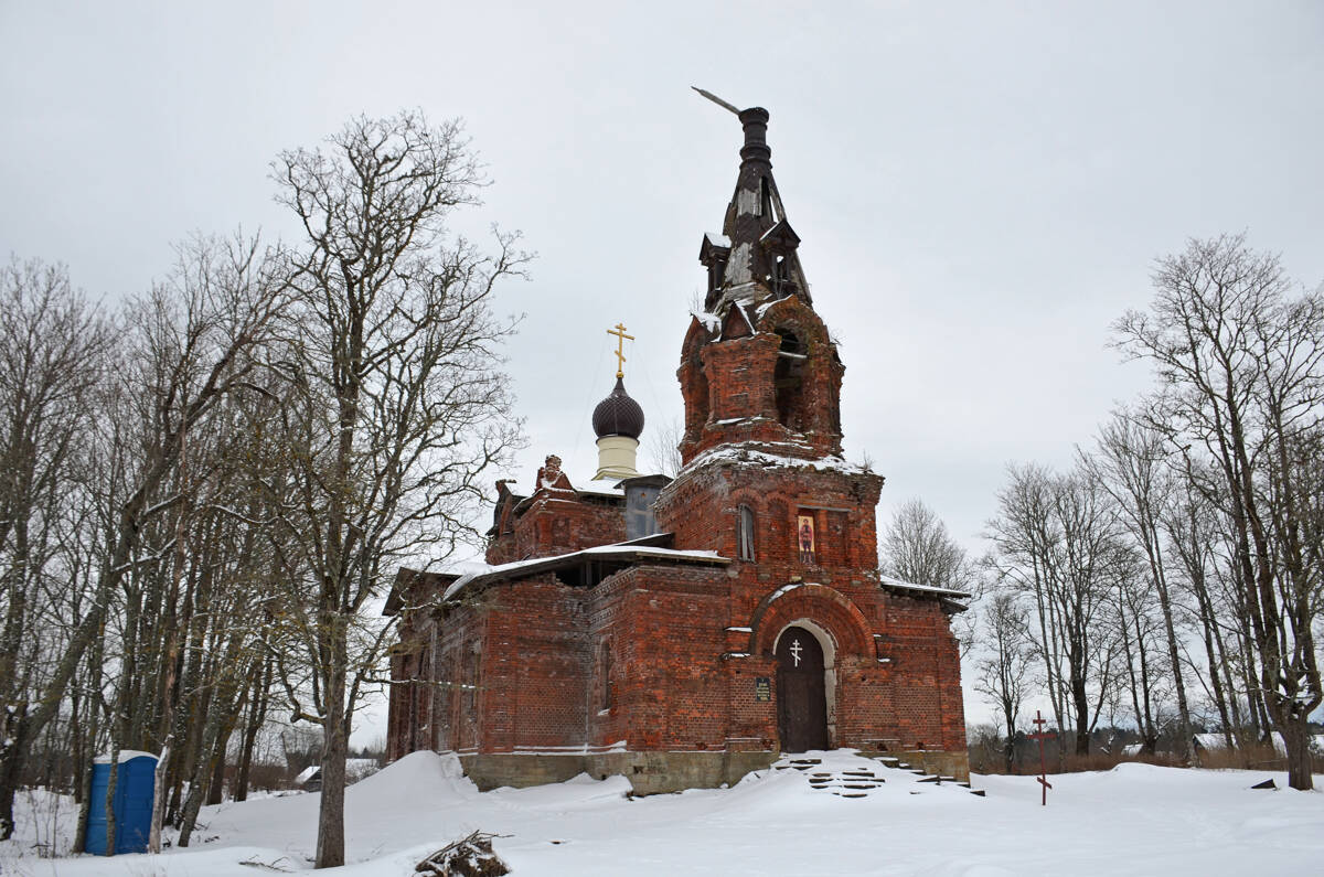 Церковь Георгия Победоносца, Ратчино (Кингисеппский район, Ленинградская область). общий вид в ландшафте