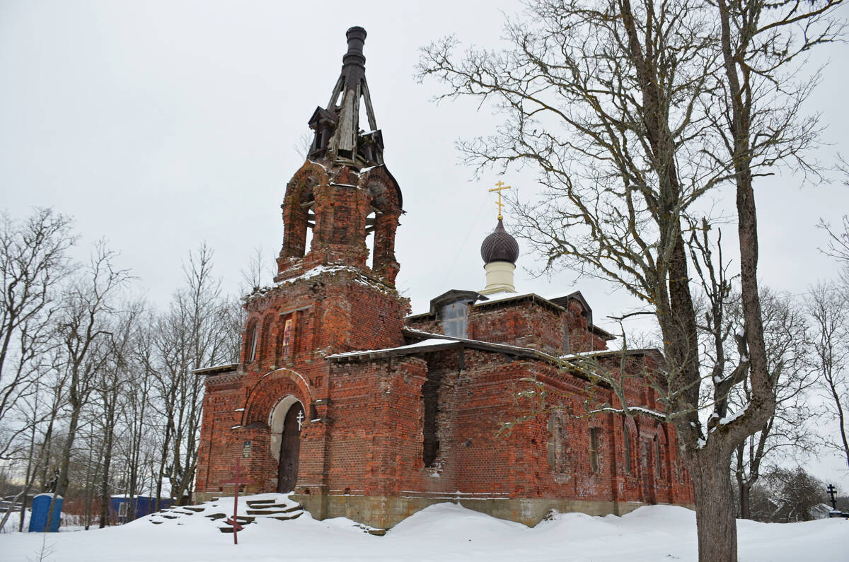 Церковь Георгия Победоносца, Ратчино (Кингисеппский район, Ленинградская область). общий вид в ландшафте