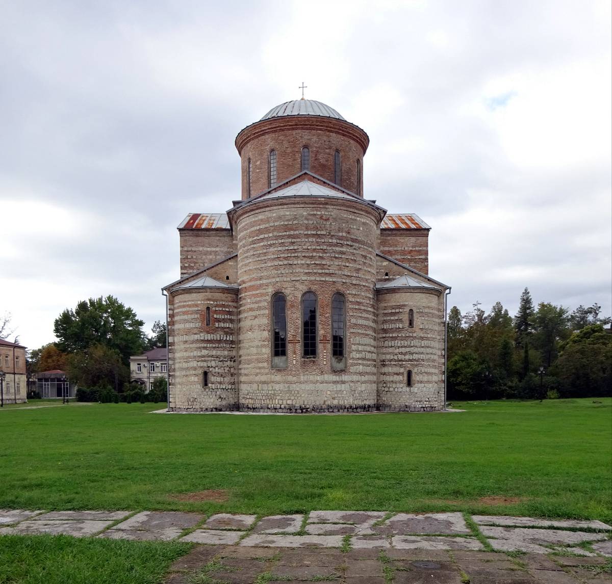 общий вид в ландшафте. Церковь Успения Пресвятой Богородицы, Пицунда (Абхазия, Прочие страны)