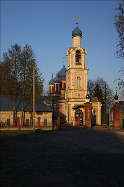 Церковь Михаила Архангела, Белый Раст (Дмитровский городской округ, Московская область). общий вид в ландшафте