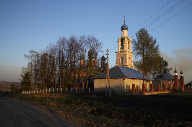 Белый Раст. Церковь Михаила Архангела. общий вид в ландшафте