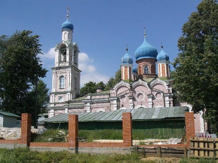 Церковь Михаила Архангела, Белый Раст (Дмитровский городской округ, Московская область). общий вид в ландшафте, Церковь Михаила Архангела в селе Белый Раст