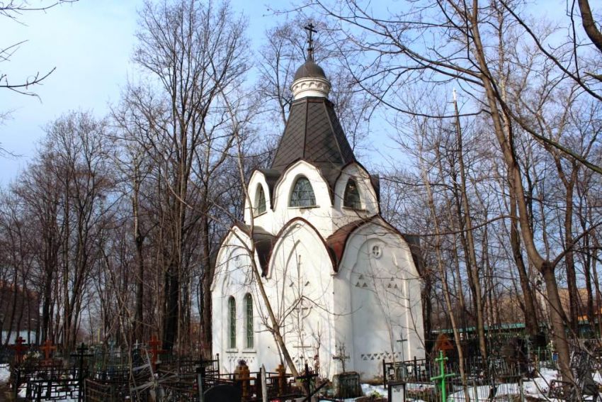Часовня-усыпальница А.Т. Колычева на Богородском кладбище, Богородское (Восточный административный округ (ВАО), г. Москва). общий вид в ландшафте