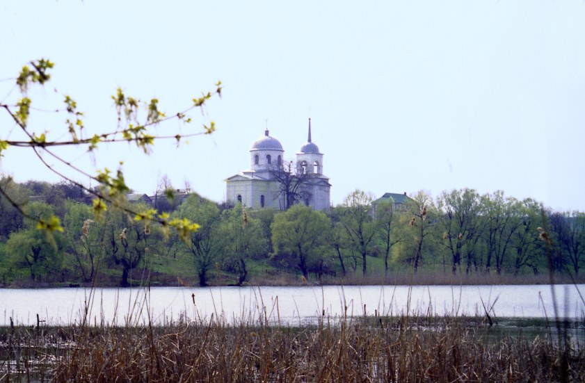 Люботин. Церковь Николая Чудотворца в Гиевке. общий вид в ландшафте