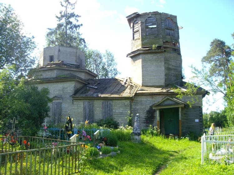 Церковь Георгия Победоносца, Ручьи (Крестецкий район, Новгородская область). фасады, Весной 2008 года от сильного ветра рухнул шпиль, видимый на снимках 2006 года.