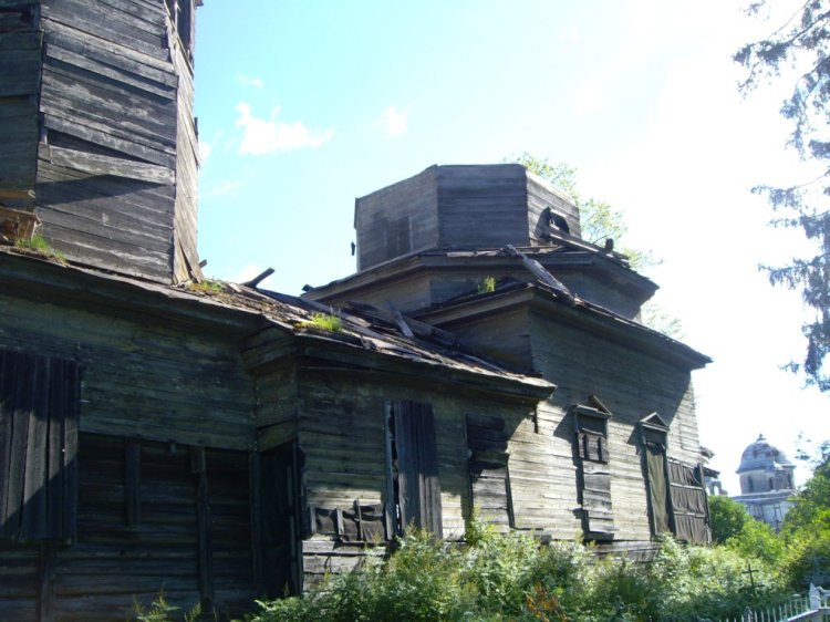 Церковь Георгия Победоносца, Ручьи (Крестецкий район, Новгородская область). архитектурные детали, Справа на заднем фоне видна церковь Пресвятой Богородицы.