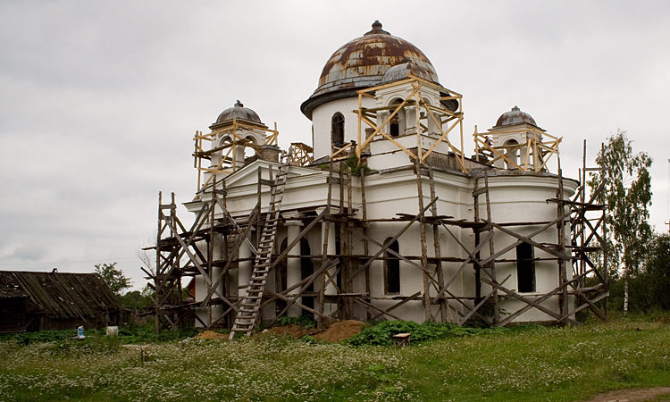 Церковь Покрова Пресвятой Богородицы, Ручьи (Крестецкий район, Новгородская область). общий вид в ландшафте, Вид с дороги