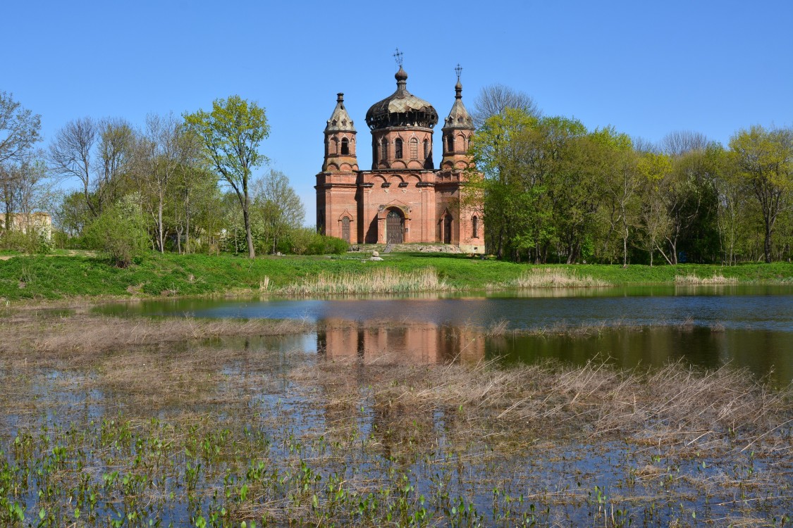 Красное Знамя (быв. Старая Ольшанка). Церковь Воскресения Христова. общий вид в ландшафте, Вид с запада от пруда