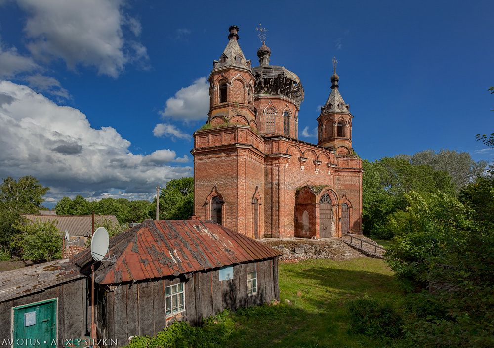 Красное Знамя (быв. Старая Ольшанка). Церковь Воскресения Христова. фасады