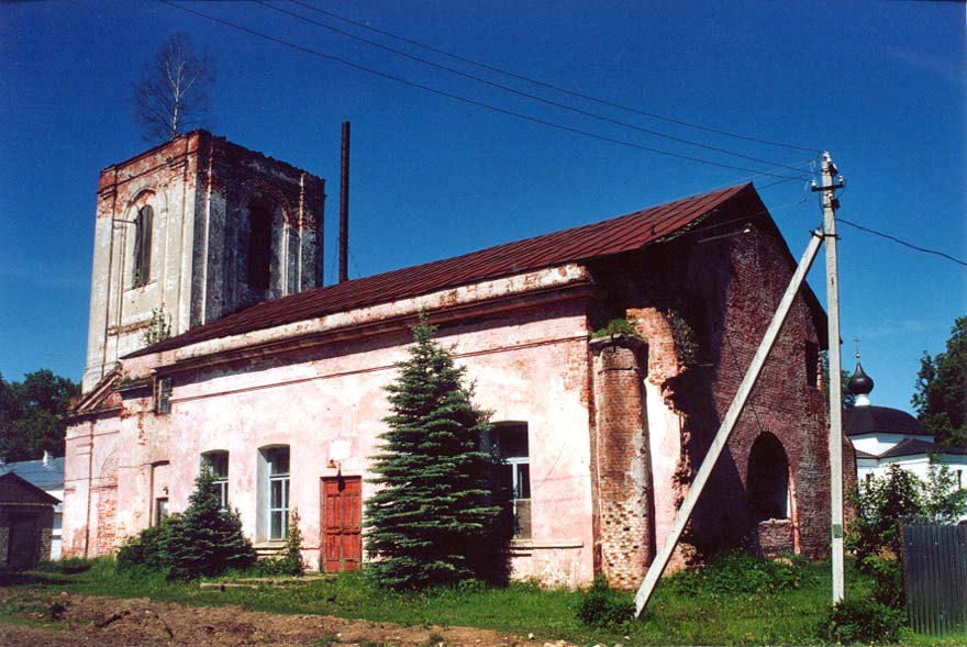 Махра. Троицкий Стефано-Махрищский женский монастырь. Церковь Троицы Живоначальной (Сергия Радонежского). дополнительная информация, Приходская церковь в с. Махра в 100 метрах от монастыря. Перестроена, в наст. время занята сельской библиотекой