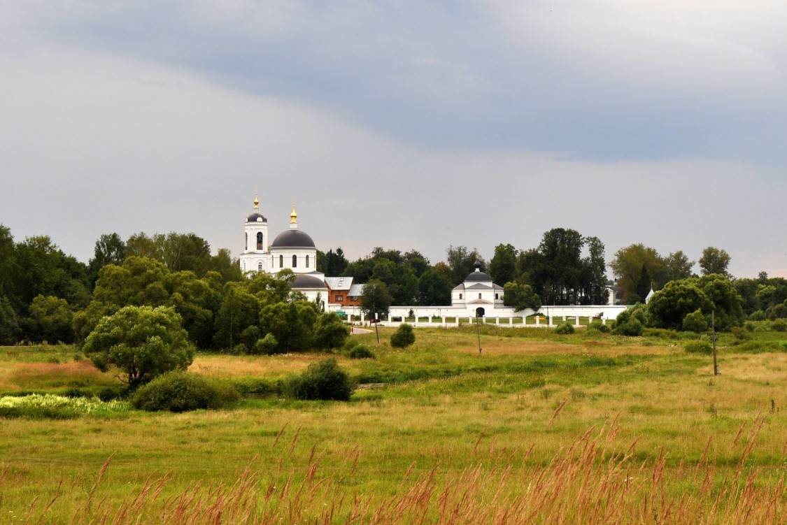 Махра. Троицкий Стефано-Махрищский женский монастырь. Церковь Троицы Живоначальной (Сергия Радонежского). общий вид в ландшафте