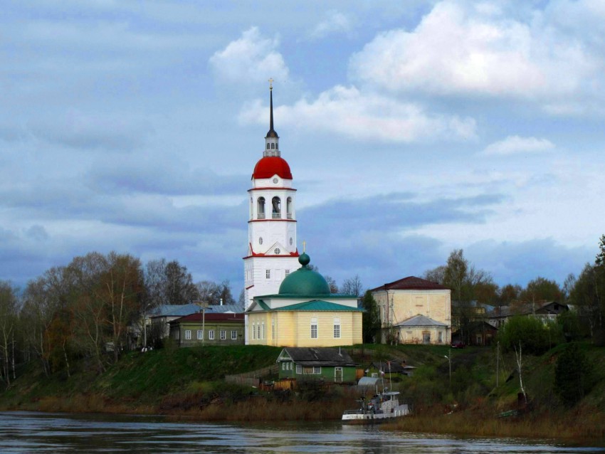 Тотьма. Церковь Успения Пресвятой Богородицы. общий вид в ландшафте, вид с Сухоны, справа - Воскресенская церковь