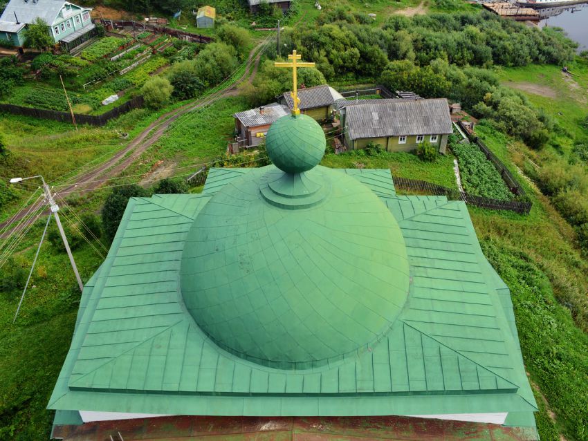 Церковь Успения Пресвятой Богородицы, Тотьма (Тотемский район, Вологодская область). архитектурные детали, Вид с колокольни на купол основного объема