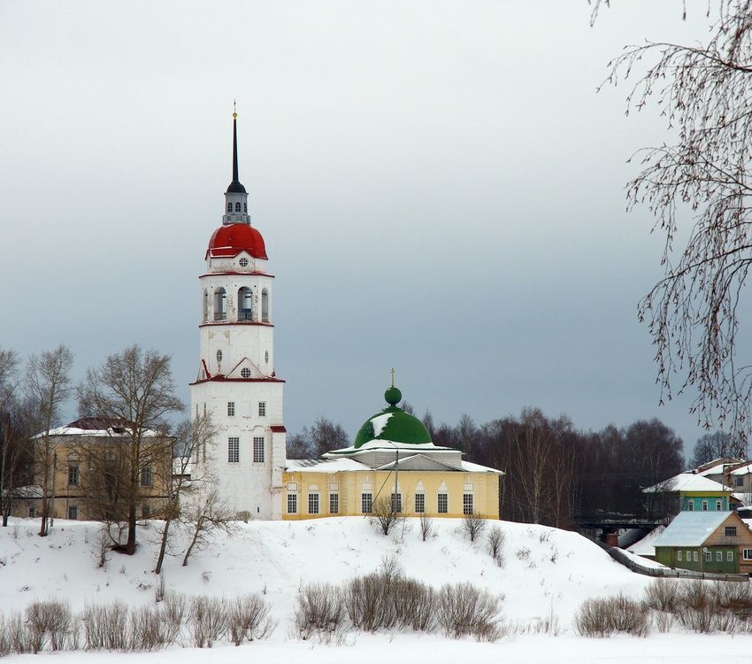 Тотьма. Церковь Успения Пресвятой Богородицы. общий вид в ландшафте, Вид с Сухоны