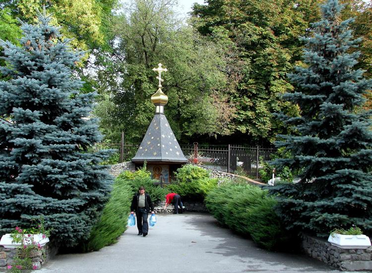 Церковь Пантелеимона Целителя на Песках, Харьков (Харьков, город, Украина, Харьковская область). дополнительная информация, Источник на территории церкви