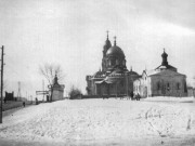 Церковь Озерянской иконы Божией Матери, Одна из первых фотографий Озерянской церкви, 1901 год. Слева на снимке - часовня Озерянской иконы Божией Матери (1847 г.п., утрачена), на переднем плане справа - старый Озерянский храм. Фото из альбома "Храм глазами истории" с официального сайта Свято-Озерянского храма<br>, Харьков, Харьков, город, Украина, Харьковская область