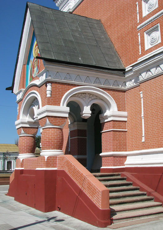 Церковь Трёх Святителей на Заиковке, Харьков (Харьков, город, Украина, Харьковская область). архитектурные детали, Западное крыльцо храма