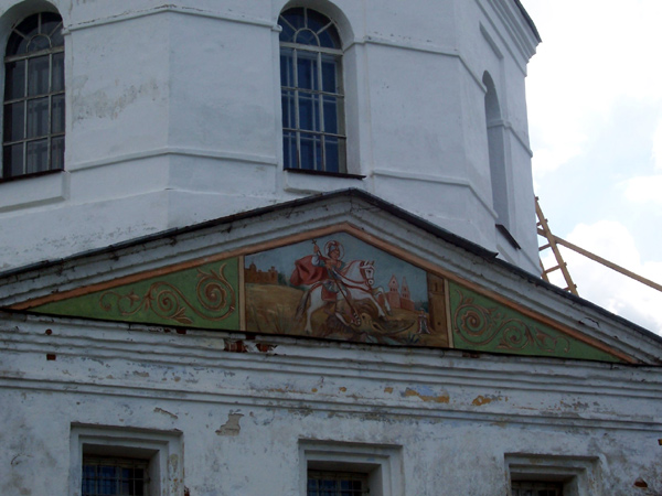 Церковь Георгия Победоносца, Ильинское (Киржачский район, Владимирская область). архитектурные детали, Фреска на северном фронтоне церкви с иконой Георгия Победоносца
