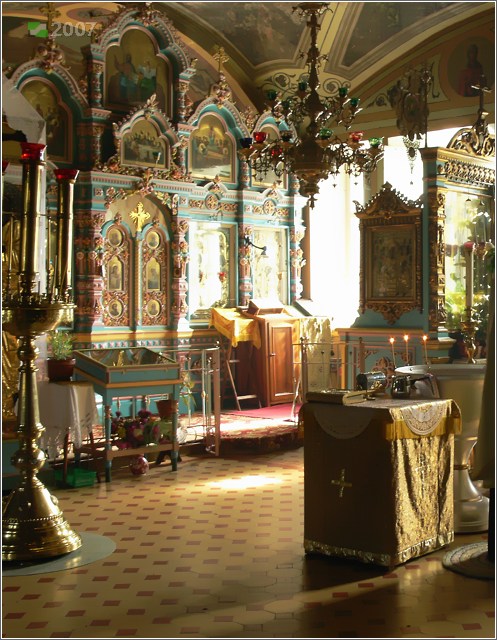 Церковь Георгия Победоносца, Ильинское (Киржачский район, Владимирская область). интерьер и убранство, Интерьер трапезной с приделами в честь Казанской иконы Божией Матери и святого пророка Илии. Сфотографировано с благословления во время обряда крещения младенца