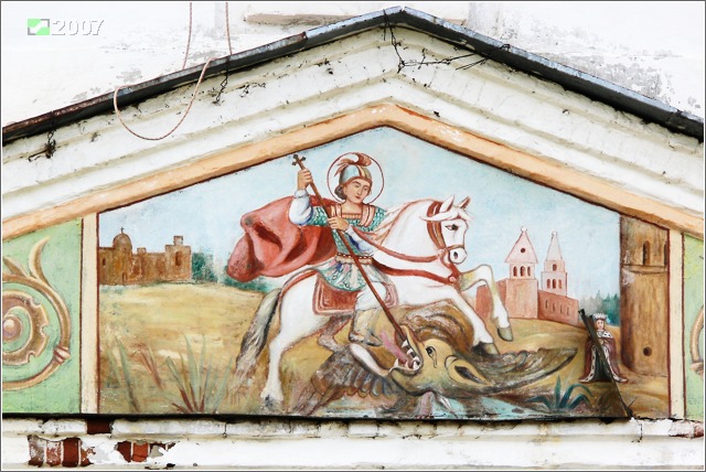 Церковь Георгия Победоносца, Ильинское (Киржачский район, Владимирская область). архитектурные детали, Западный фронтон четверика, росписи с образом св. Георгия Победоносца