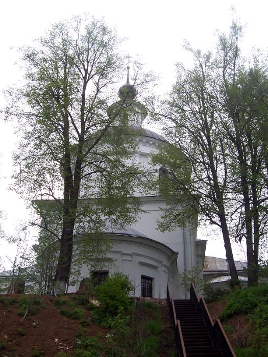 Филипповское. Церковь Николая Чудотворца. фасады, Вид на церковь от часовни