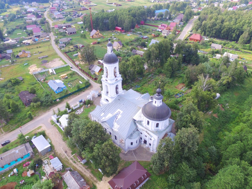 Филипповское. Церковь Николая Чудотворца. общий вид в ландшафте, Вид с юго-востока, фото с квадрокоптера.