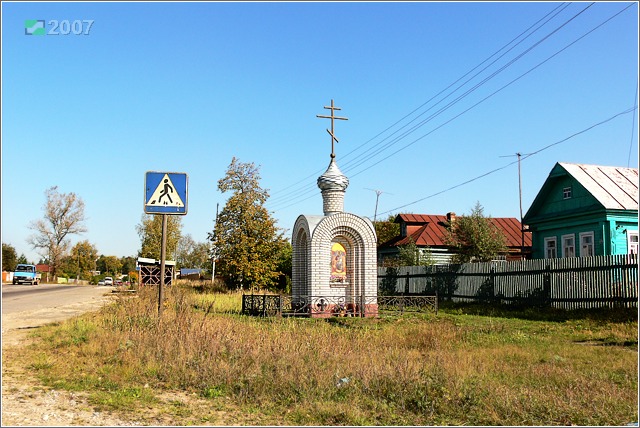 Часовня Рождества  Пресвятой Богородицы, Мележа (Киржачский район, Владимирская область). общий вид в ландшафте, Общий вид на центральной улице