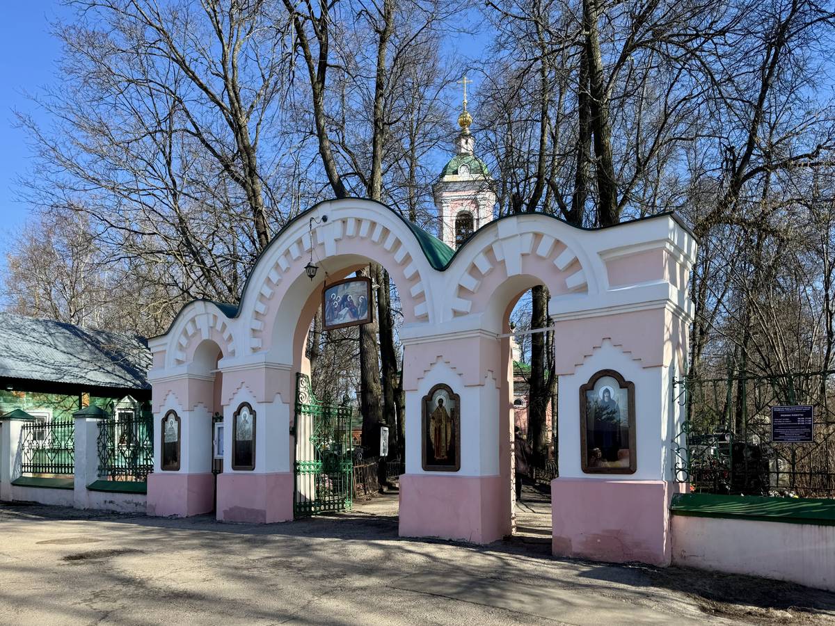 Ворота ограды, дополнительная информация. Церковь Рождества Христова, Заозерье (Павлово-Посадский городской округ и г. Электрогорск, Московская область)